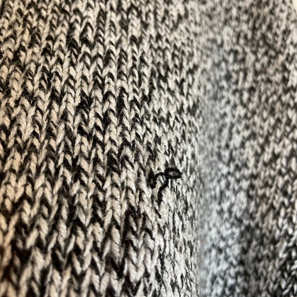 ✨5 for $15✨ H&M cropped sweater - Picture 4 of 5